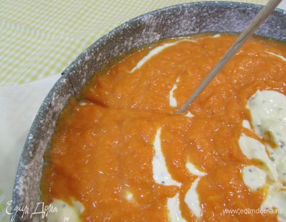 Для красоты рисунка деревянной шпажкой провести лучики от бортиков в центр запеканки. И поставить форму в разогретую духовку (170°С). Выпекать 55 — 60 минут.