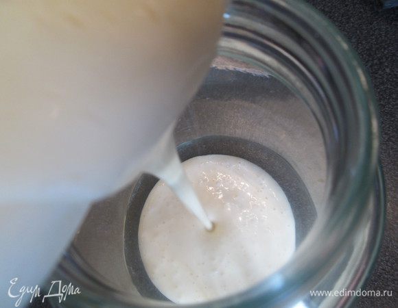 Желатин замочить в холодной воде. Затем нагреть (не кипятить) 2 столовые ложки оливкового масла. Через 10 минут отжать желатин и ввести в остывшее оливковое масло, смешать с майонезом.