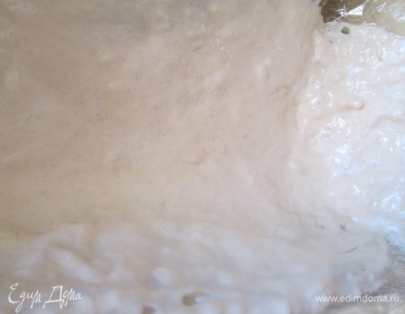 Форму для террина покрыть пищевой пленкой полностью со всех сторон. Охладить в холодильнике 15 минут. Затем покрыть сначала тонким слоем стенки формы, далее повторить пока полностью не покроется майонезной заливкой вся форма.