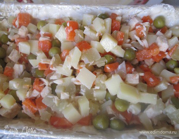 Наполняем готовую форму салатом.