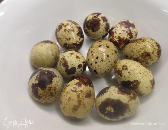 Отвариваем перепелиные яйца. Можно использовать и куриные, но если форма не широкая, они будут слишком массивно выглядеть.