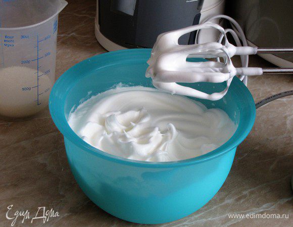 Приготовим бисквит. Белки отделить от желтков и взбить в крепкую пену, постепенно добавляя 2 ст. л. сахара.