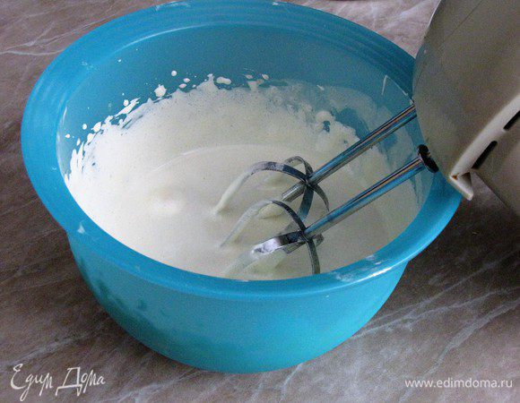 Желтки взбить с оставшимся сахаром в крем (8 — 10 минут).