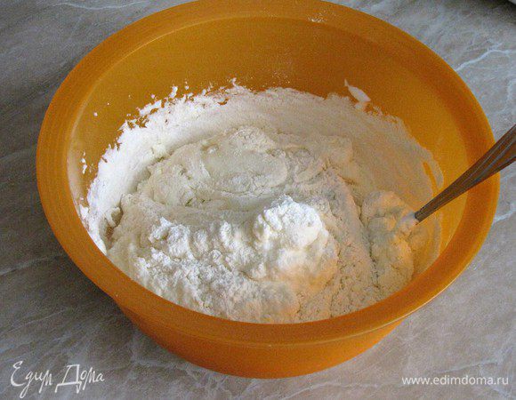 К желткам поочередно добавлять взбитые белки и муку, аккуратно перемешивая.