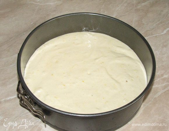 Дно разъемной формы (d 20 см.) застелить пекарской бумагой и вылить тесто. Аккуратно вращая форму вокруг оси, добиться равномерного распределения теста. Выпекать в разогретой до 180°С духовке 25 минут или до сухой спички.