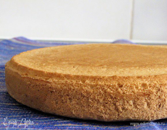 Готовый бисквит остудить в форме и, желательно, дать отдохнуть несколько часов.