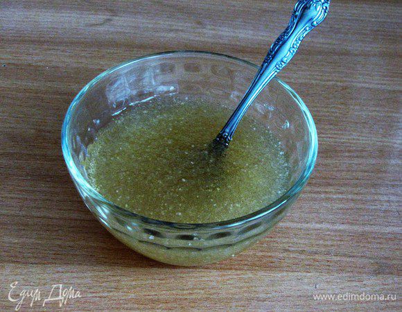 Замочить желатин в небольшом количестве холодной воды на 20 минут.