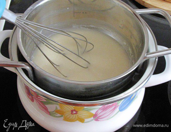 Затем прогреть на водяной бане со сливками до растворения, мешая венчиком.