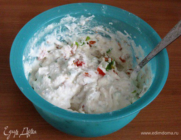 Добавить подготовленные цукаты и орехи, перемешать. Убрать крем в холодильник на 20 минут.