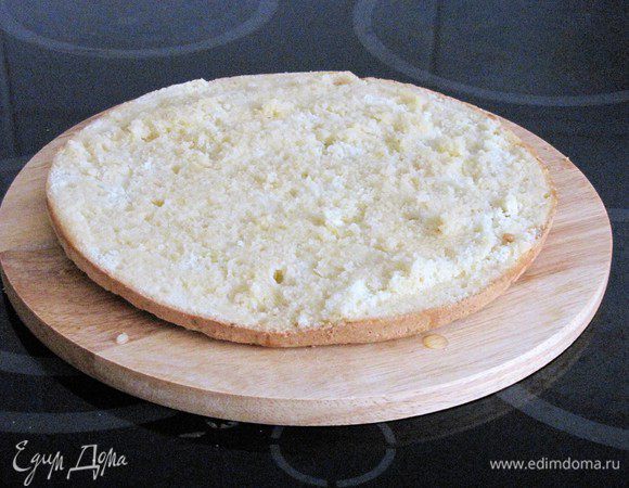 Бисквит разрезать длинным острым ножом или с помощью нитки на три части. Каждую часть пропитать вином марсала. У меня не было этого вина, поэтому пропитала апельсиновым ликером.