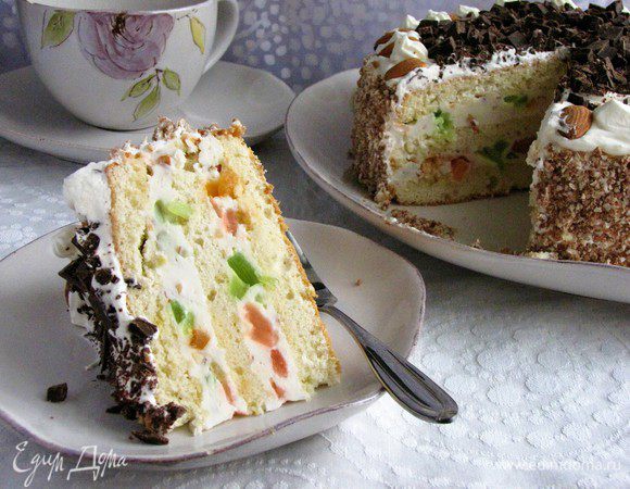 Если есть желание, дать тортику настояться в холодильнике пару часов. Или можно разрезать сразу. Наливать чай и звать всех к столу! Приятного чаепития!