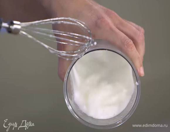 Белки взбить блендером с насадкой-венчиком в пышную, плотную массу.