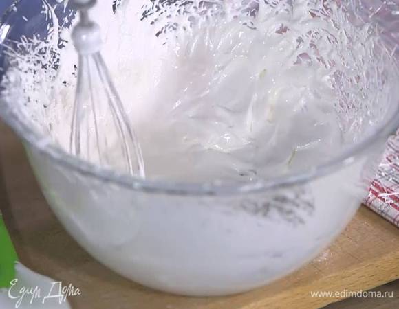 Продолжая взбивать, в несколько приемов добавить сахарную пудру, затем рисовую муку и взбить все еще немного.