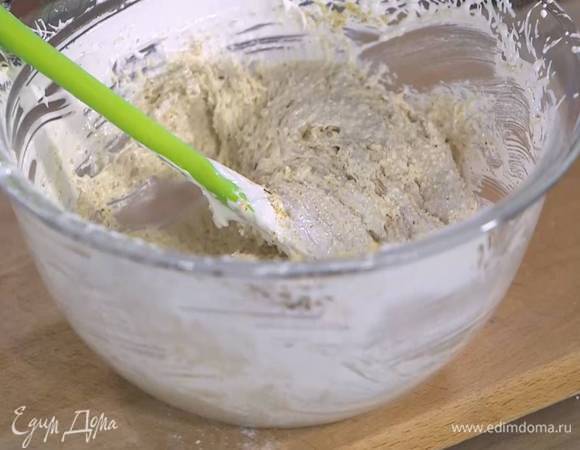 Фундук измельчить в блендере в муку, добавить к белкам с мукой и все перемешать.