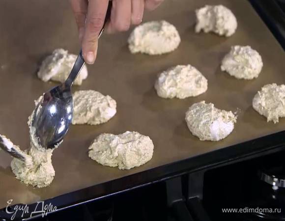 Противень выстелить бумагой для выпечки и с помощью двух ложек выложить небольшие лепешки.