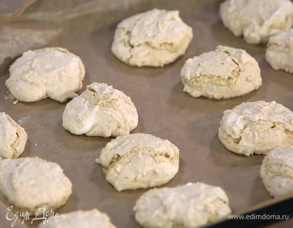 Выпекать печенье в разогретой духовке 20‒25 минут.