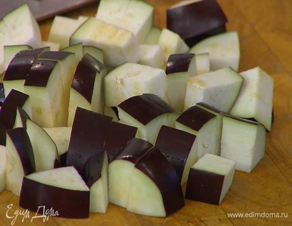 Баклажан нарезать небольшими кубиками.