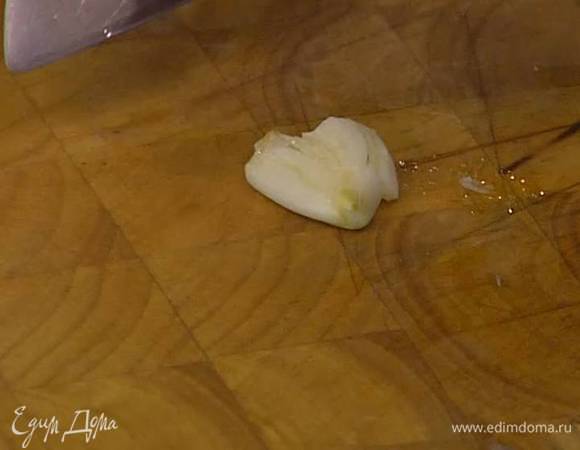 Чеснок почистить и раздавать плоской стороной ножа.