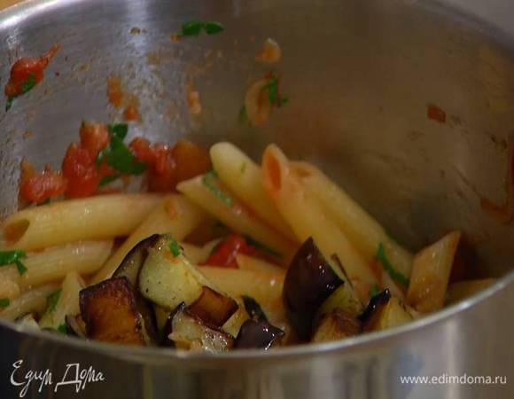 Горячие макароны перемешать с теплым соусом и измельченной петрушкой, затем добавить обжаренные баклажаны и еще раз перемешать.