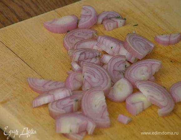 Шалот почистить и нарезать полукольцами.