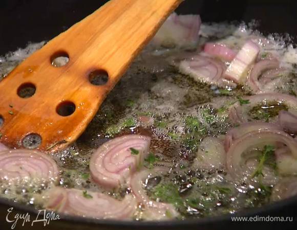 Растопить в тяжелой сковороде 70 г сливочного масла, выложить лук, посыпать его листьями тимьяна, перемешать и обжарить до золотистого цвета.