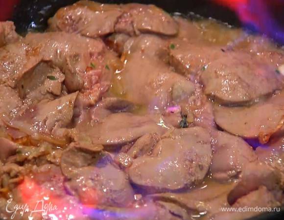 Выложить к луку печень и обжарить с одной стороны, затем перевернуть, добавить коньяк и мед, перемешать и обжарить печень до готовности.