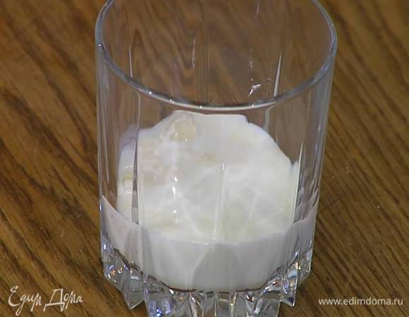 Желатин всыпать в стакан, влить 3 ст. ложки холодного молока, все перемешать и дать постоять.