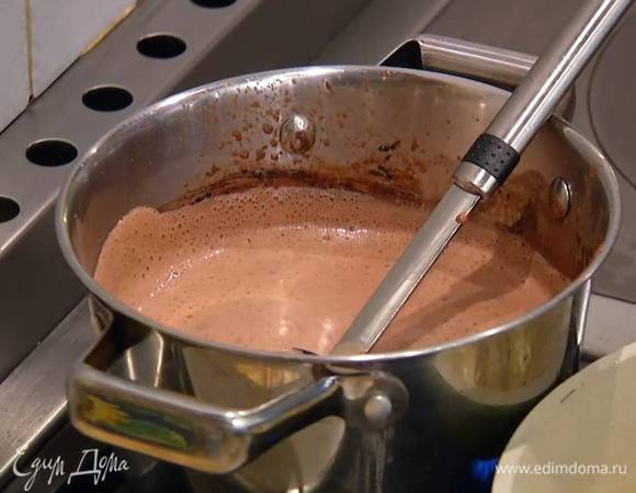 Сливки и оставшееся молоко влить в кастрюлю, добавить какао, поломанный на небольшие кусочки шоколад и довести все до кипения (но не кипятить!), периодически помешивая резиновой или деревянной лопаткой, чтобы не осталось комочков.