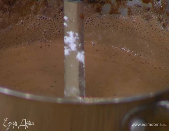 Добавить набухший желатин, сахарную пудру и все перемешать, затем влить ром и еще раз перемешать.