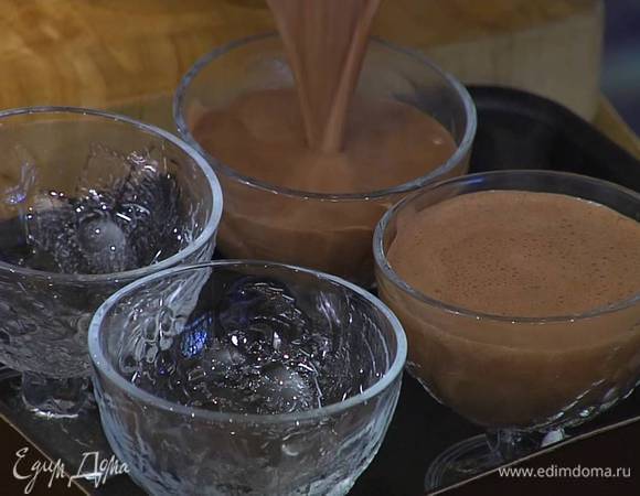 Разлить шоколадную массу в прозрачные креманки и отправить в холодильник на час.