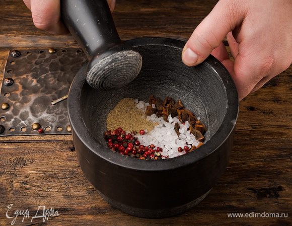 Курицу обмыть и протереть бумажными полотенцами. Смешать соль, перец, кардамон и бадьян в ступке, измельчить.