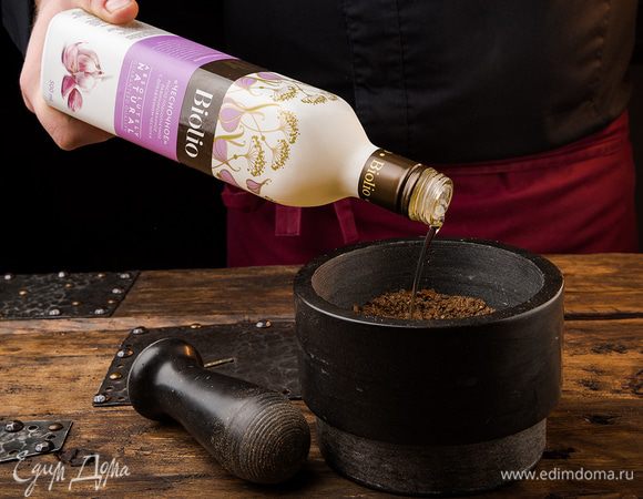 Добавить чесночное масло Biolio, все хорошо перемешать. 
