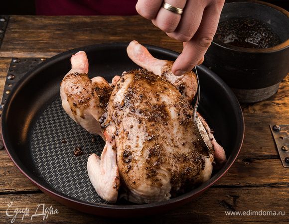 Этой смесью натереть курицу снаружи со всех сторон. Поставить в разогретую до 175°С духовку и выпекать 1 час.