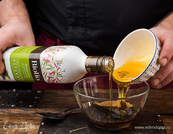 Готовим глазурь. Смешайте мед, кунжутное масло Biolio, соевый соус и молотый имбирь. Разделить глазурь на три порции.

