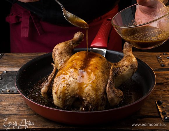 Смазываем курицу первой порцией глазури и ставим в духовку на 10 минут, увеличив температуру до 200°С. Вынимаем курицу и смазываем ее второй порцией глазури. Снова ставим на 10 минут в духовку при той же температуре.


