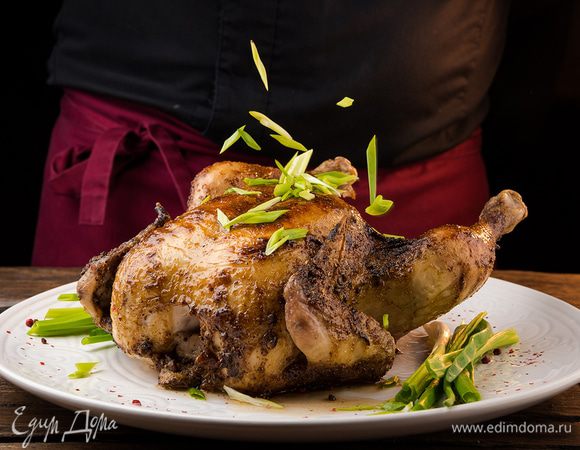 Готовую курицу смазать третьей порцией глазури, посыпать зеленым измельченным луком.