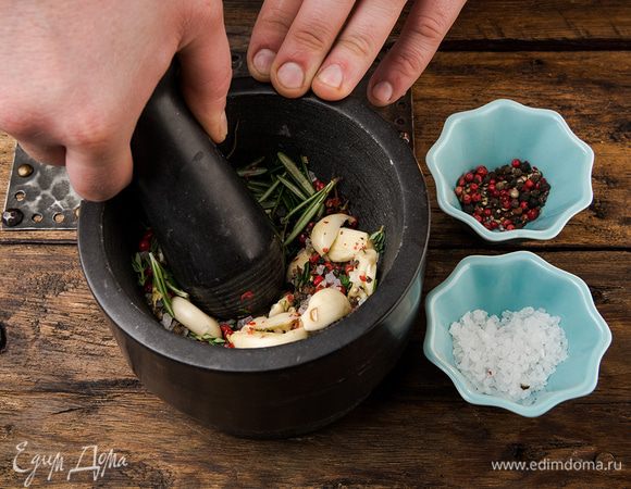 Духовку предварительно разогреть до 250°С. Приготовить пряную смесь: чеснок почистить и измельчить в ступке вместе с листьями тимьяна, розмарина и орегано до однородного состояния.
