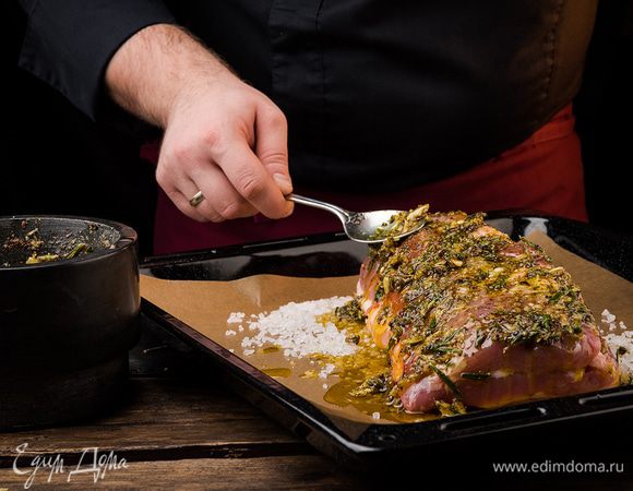 Мясо вымыть, просушить салфеткой и со всех сторон натереть пряной смесью. В глубокий противень насыпать морскую соль, уложить на нее мясо кожей вниз и отправить в разогретую духовку.
