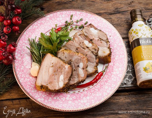 Через 30 минут перевернуть мясо кожей вверх и уменьшить температуру до 200°С. Еще через 30 минут уменьшить температуру до 180°С и продолжать запекать мясо до готовности (можно накрыть его фольгой, чтобы не подгорало).
Праздничное блюдо готово!

