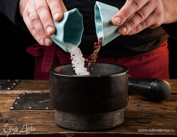 Духовку предварительно разогреть до 220°С. Мясо вымыть и просушить бумажным полотенцем. Перец и соль растереть в ступке.
