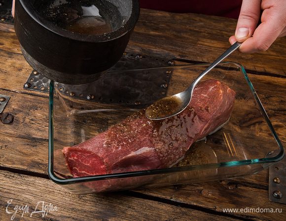 Натереть этой смесью мясо.

