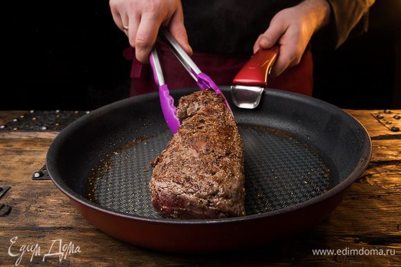 На хорошо разогретой сковороде обжарить мясо со всех сторон до золотистой корочки. Выложить на блюдо и дать мясу «отдохнуть» 5 — 10 минут.