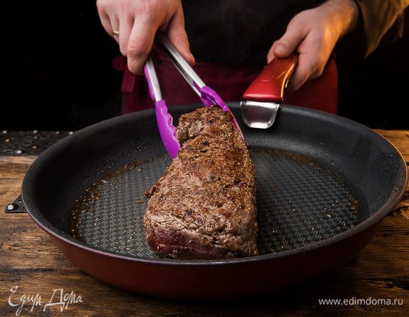 На хорошо разогретой сковороде обжарить мясо со всех сторон до золотистой корочки. Выложить на блюдо и дать мясу «отдохнуть» 5 — 10 минут.

