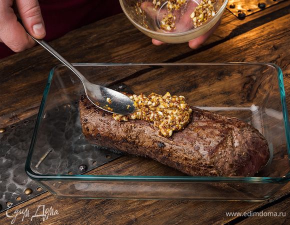 Чеснок почистить и измельчить, перемешать с 1 ст. ложкой горчицы и смазать мясо. Уложить мясо в глубокую форму и запекать при температуре 220°С 10 минут. Затем убавить температуру до 150°С и запекать еще 30 — 40 минут.



