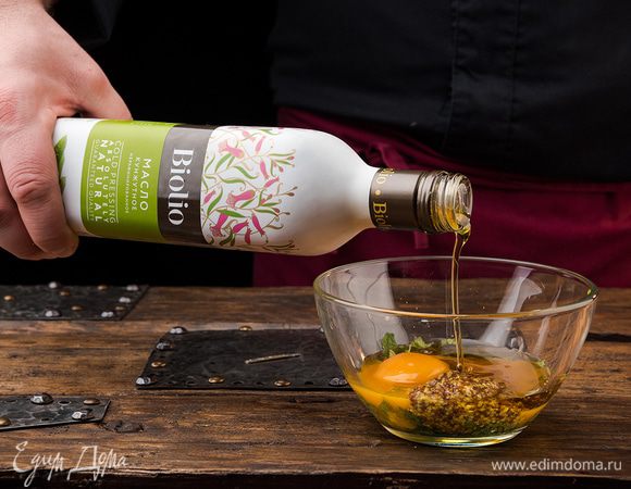 Всю мяту нарезать. Из половинки лимона выжать сок. Приготовить соус: желтки перемешать с 1 ст. ложкой горчицы и лимонным соком, затем тонкой струйкой влить 100 мл кунжутного масла Biolio. Все взбить. В загустевший соус добавить большую часть мяты.

