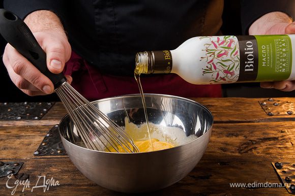 Взбить желтки со щепоткой соли, горчицей и выжатым лимонным соком, все перемешать, добавляя кунжутное масло Biolio. Как только майонез уплотнится, можно добавлять масло быстрее.