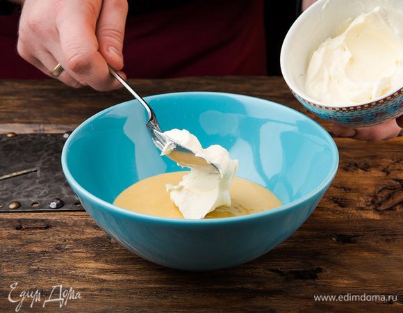 Соединить 2 части майонеза и 3 части сметаны.