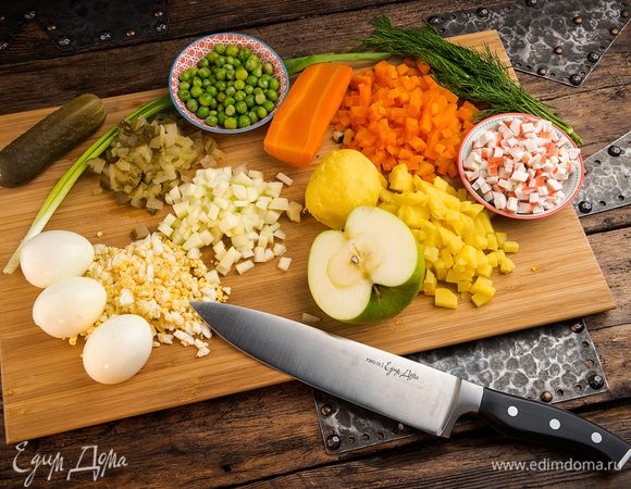 Морковь, картофель и яйца отварить, остудить и почистить. Все ингредиенты для салата мелко нарезать, добавить зеленый горошек, соль и перец. Перемешать.
