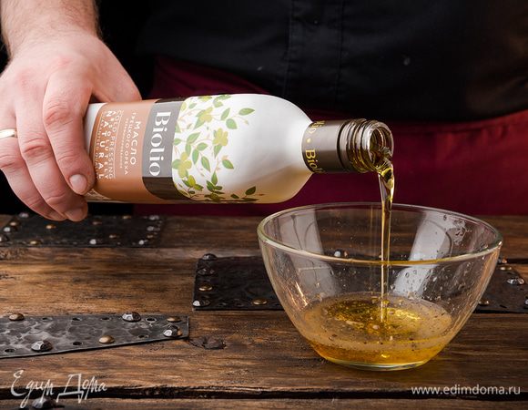 Готовим заправку для салата. Для этого смешиваем масло грецкого ореха Biolio с медом, лимонным соком и специями. 