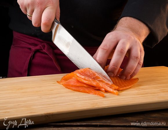 Лосося режем небольшими кусочками.
